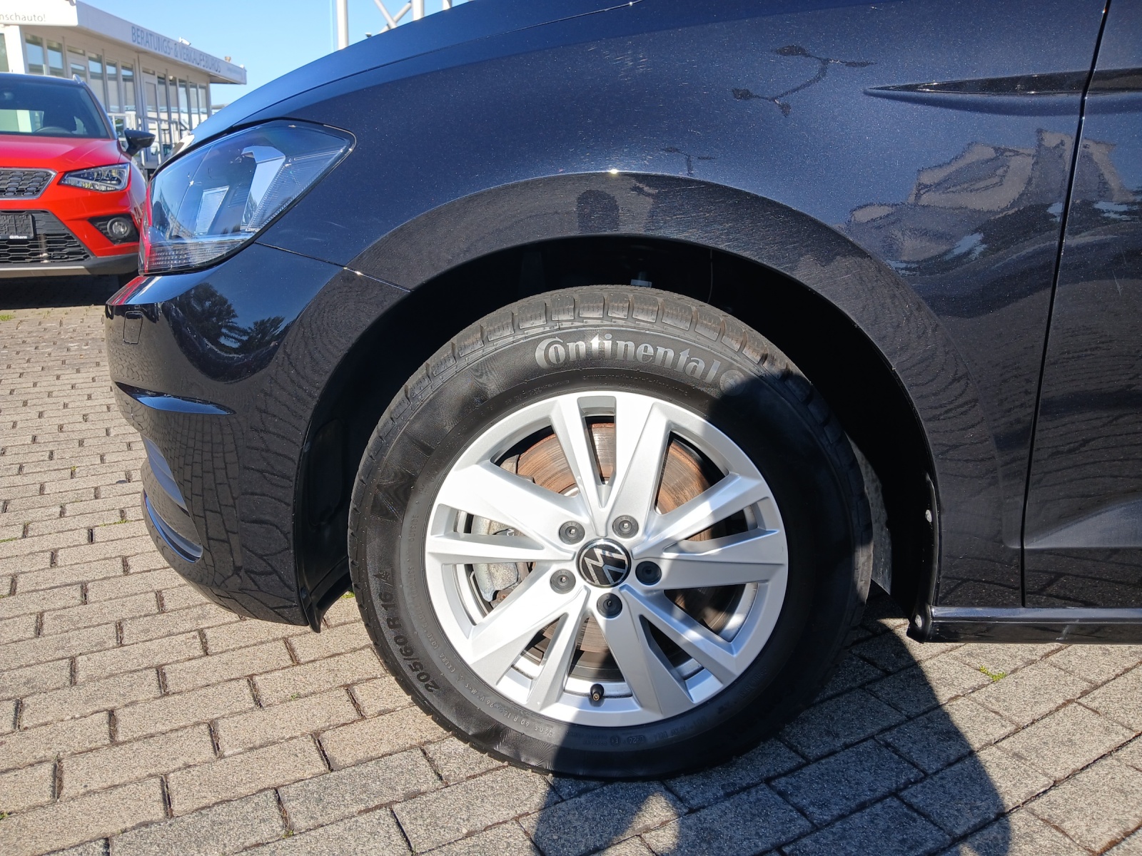 Fahrzeugabbildung Volkswagen Touran TSI Comfortline 7-Si Navi AID ACC PDC SH LM