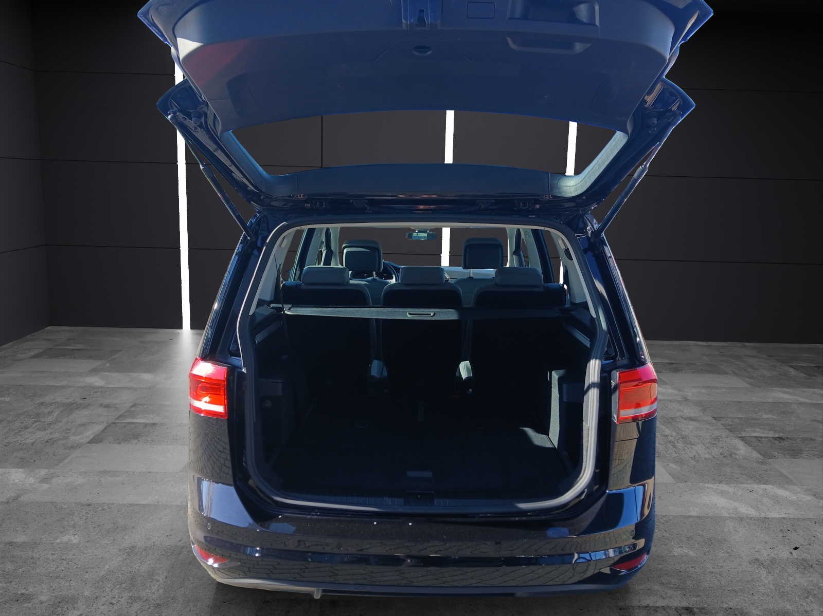 Fahrzeugabbildung Volkswagen Touran TSI Comfortline 7-Si Navi AID ACC PDC SH LM