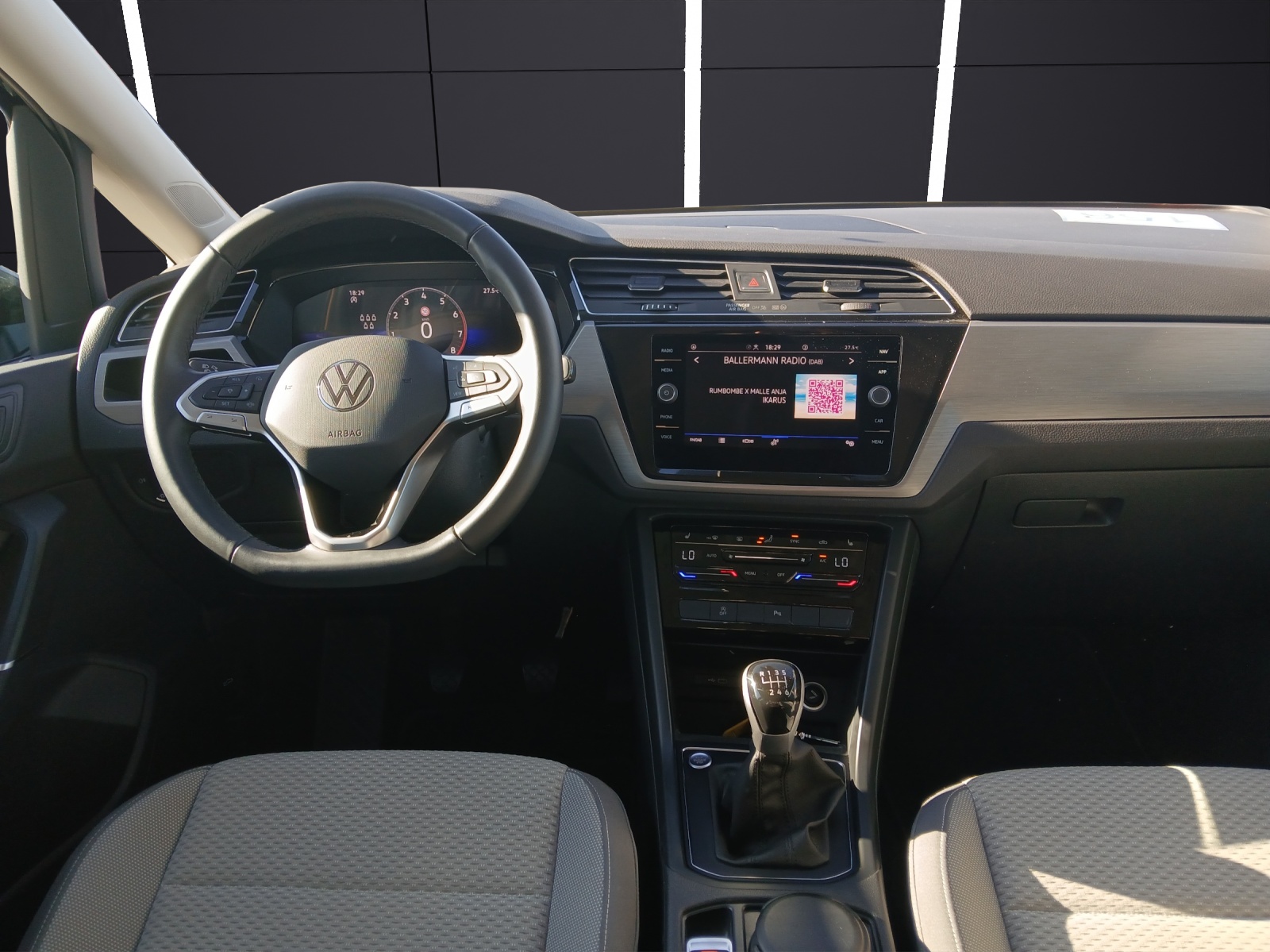 Fahrzeugabbildung Volkswagen Touran TSI Comfortline 7-Si Navi AID ACC PDC SH LM