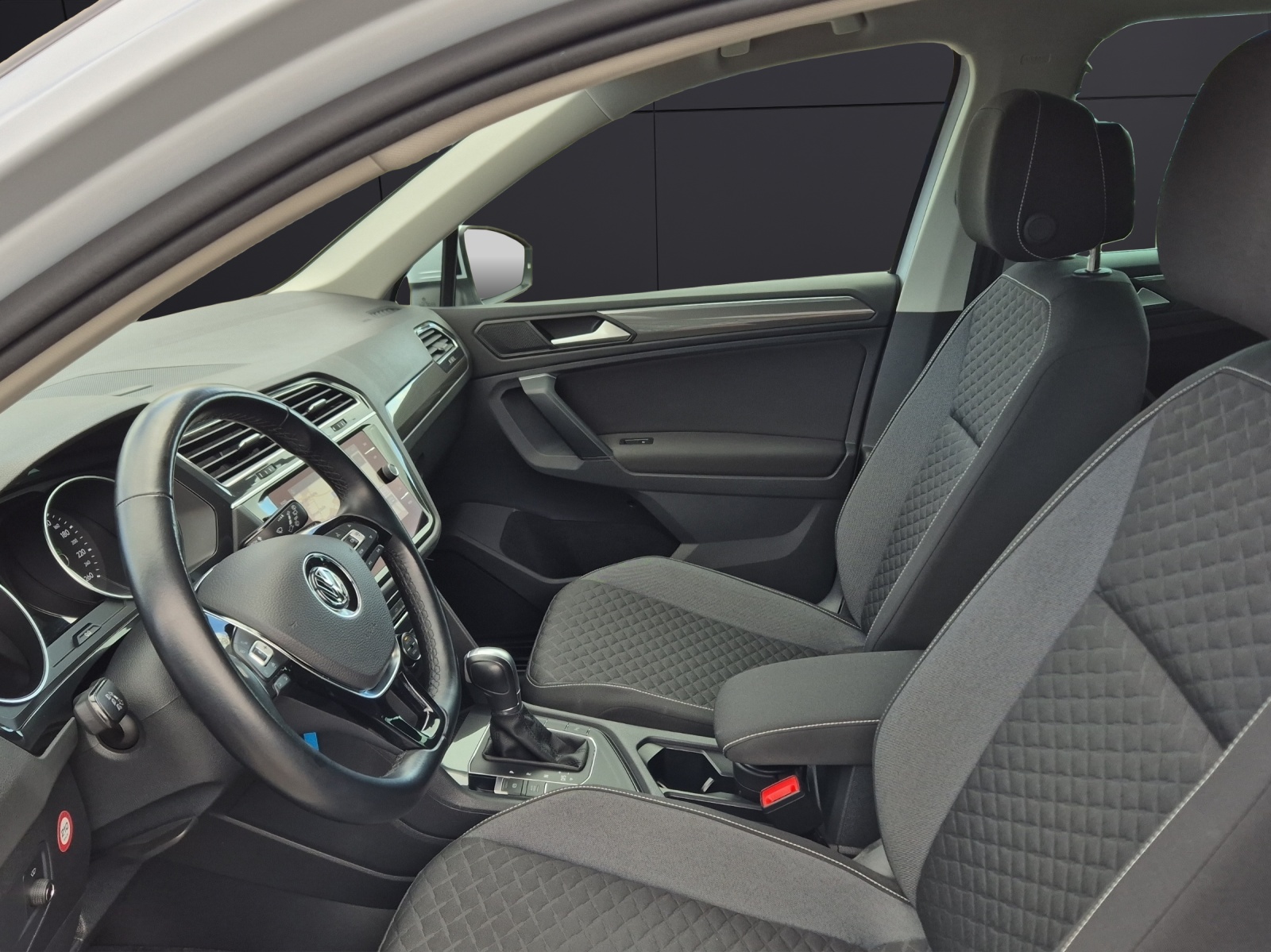 Fahrzeugabbildung Volkswagen Tiguan 2.0 TDI DSG R-Line AHK LED HuD Navi ACC