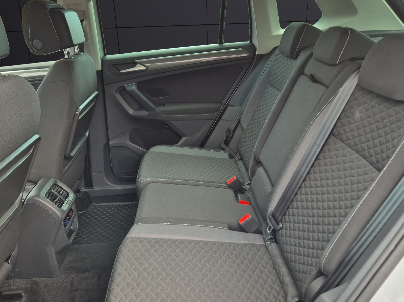 Fahrzeugabbildung Volkswagen Tiguan 2.0 TDI DSG R-Line AHK LED HuD Navi ACC