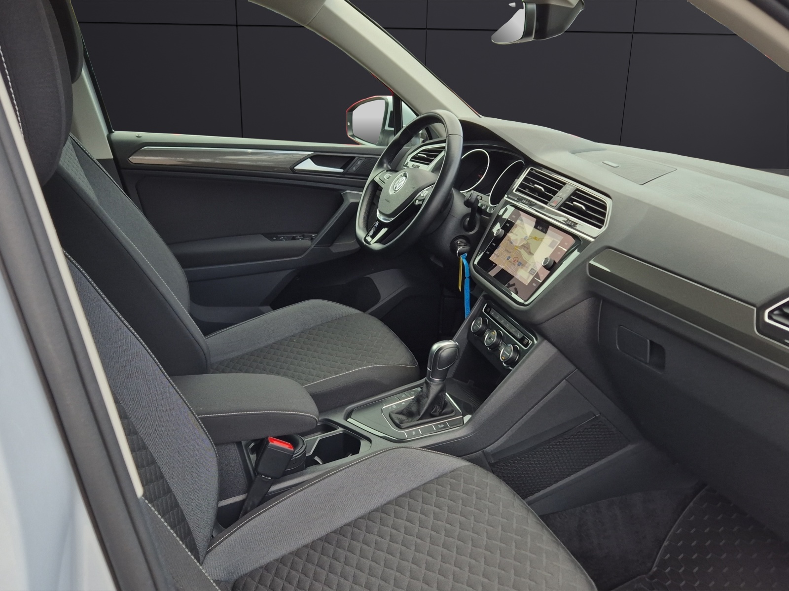 Fahrzeugabbildung Volkswagen Tiguan 2.0 TDI DSG R-Line AHK LED HuD Navi ACC