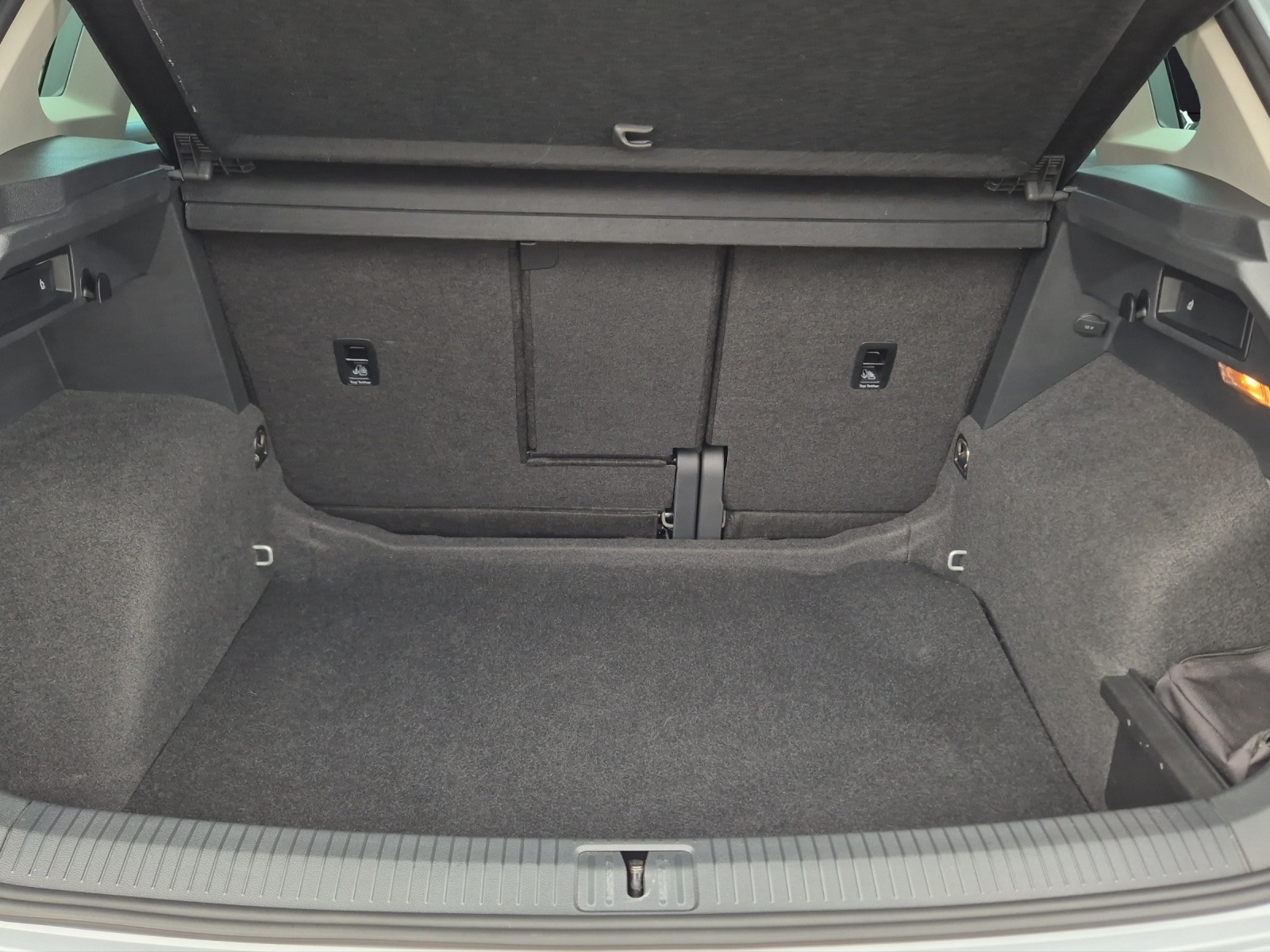 Fahrzeugabbildung Volkswagen Tiguan 2.0 TDI DSG R-Line AHK LED HuD Navi ACC