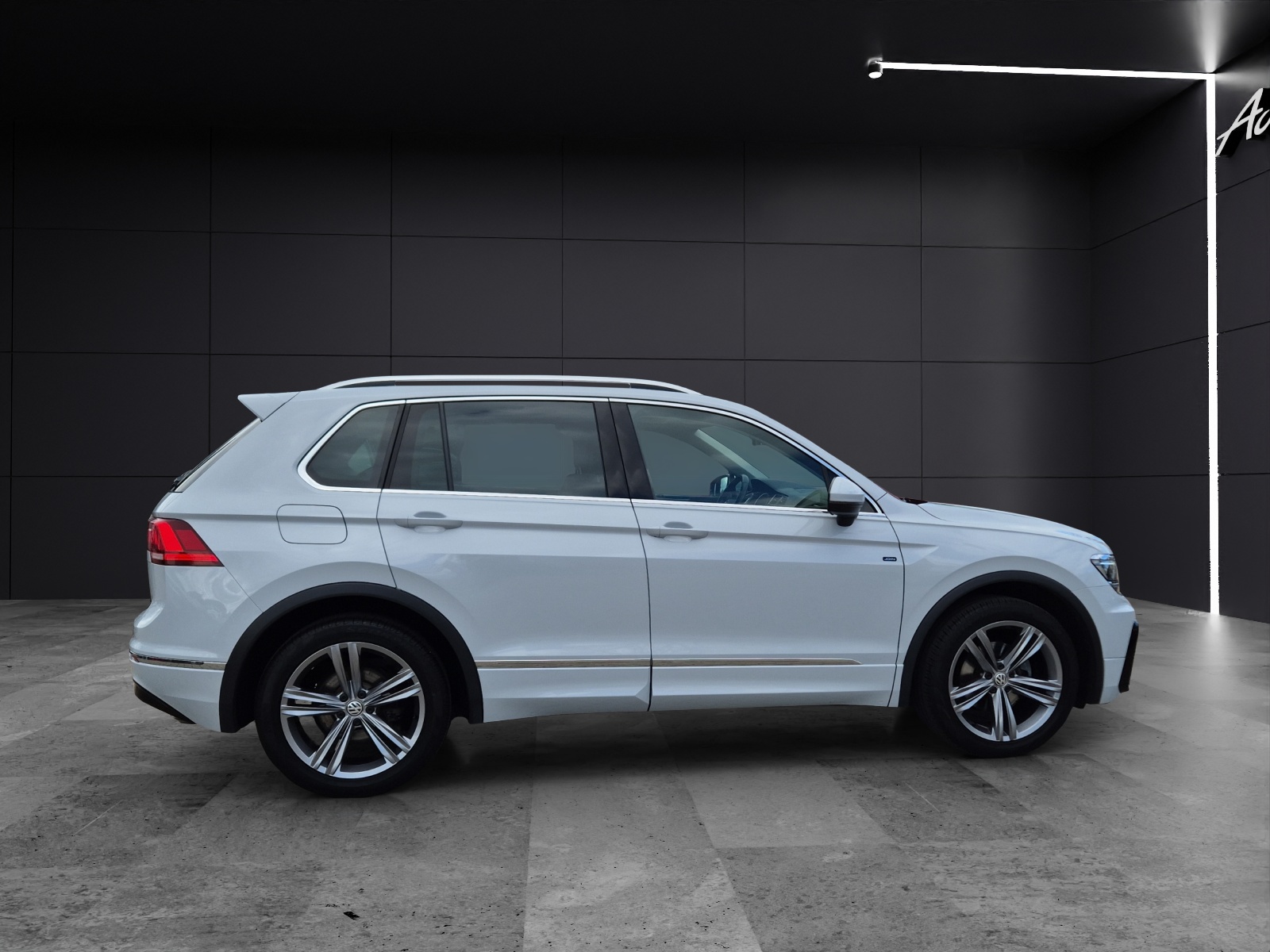 Fahrzeugabbildung Volkswagen Tiguan 2.0 TDI DSG R-Line AHK LED HuD Navi ACC