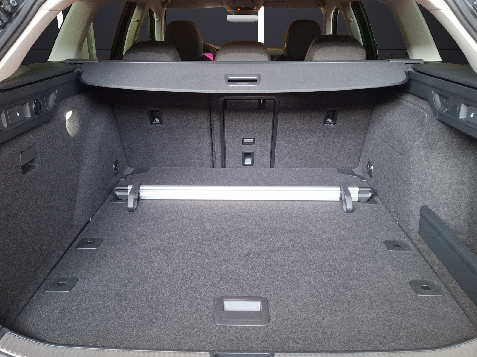 Fahrzeugabbildung SKODA Superb Combi TSI Essence DSG LED Navi VC ACC RFK SH