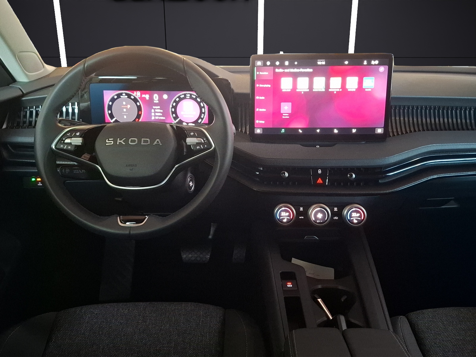 Fahrzeugabbildung SKODA Superb Combi TSI Essence DSG LED Navi VC ACC RFK SH