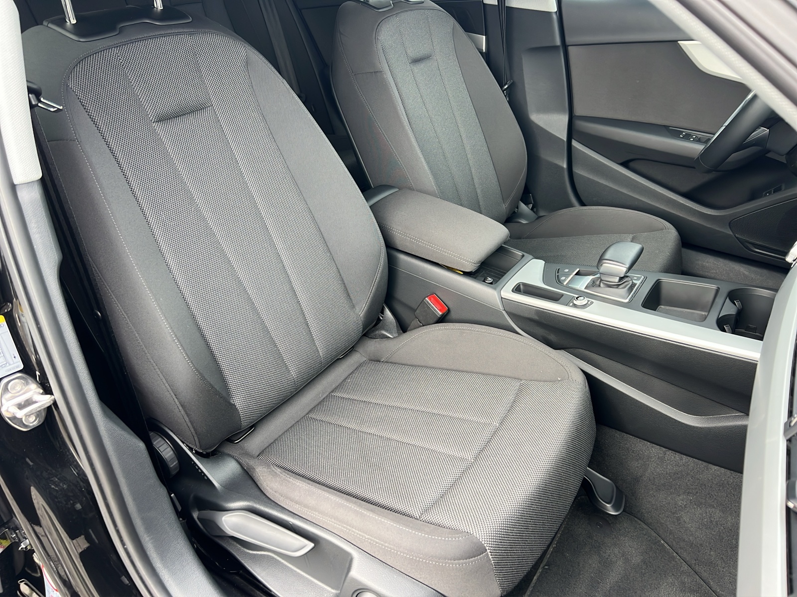 Fahrzeugabbildung Audi A4 Avant 35 TDI S-tronic AHK Navi ACC PDC SH