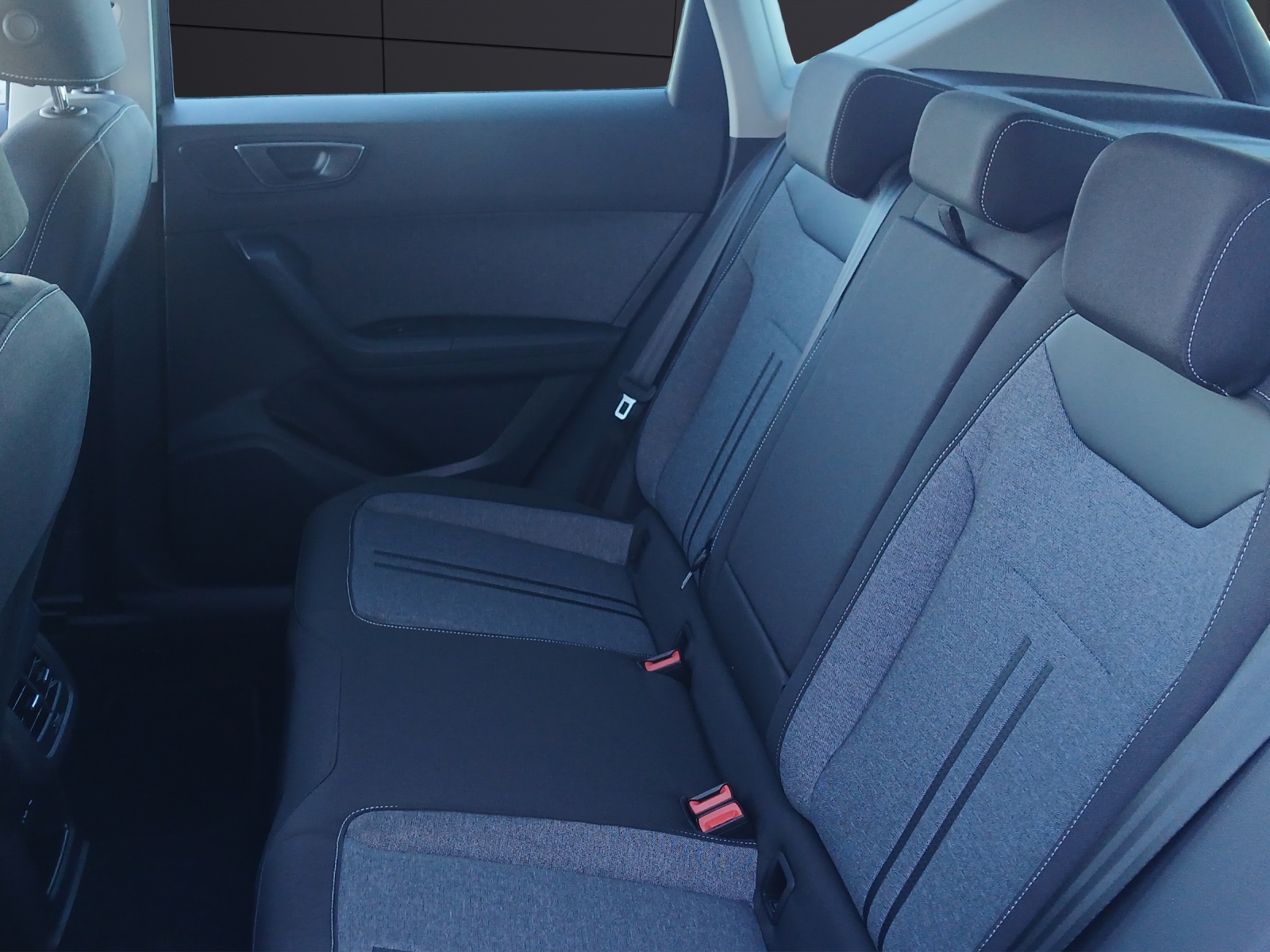 Fahrzeugabbildung SEAT Ateca 1.5 TSI DSG Road Edition LED Keyless