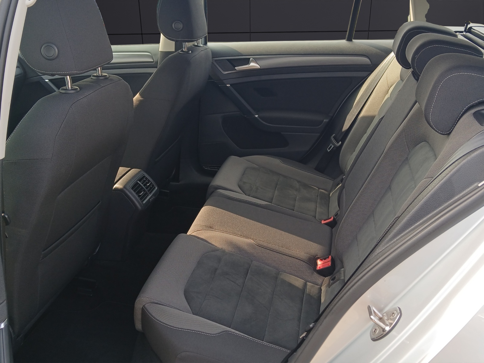 Fahrzeugabbildung Volkswagen Golf VII Variant TDI Comfortline Standhzg LED Navi ACC PDC SH LM