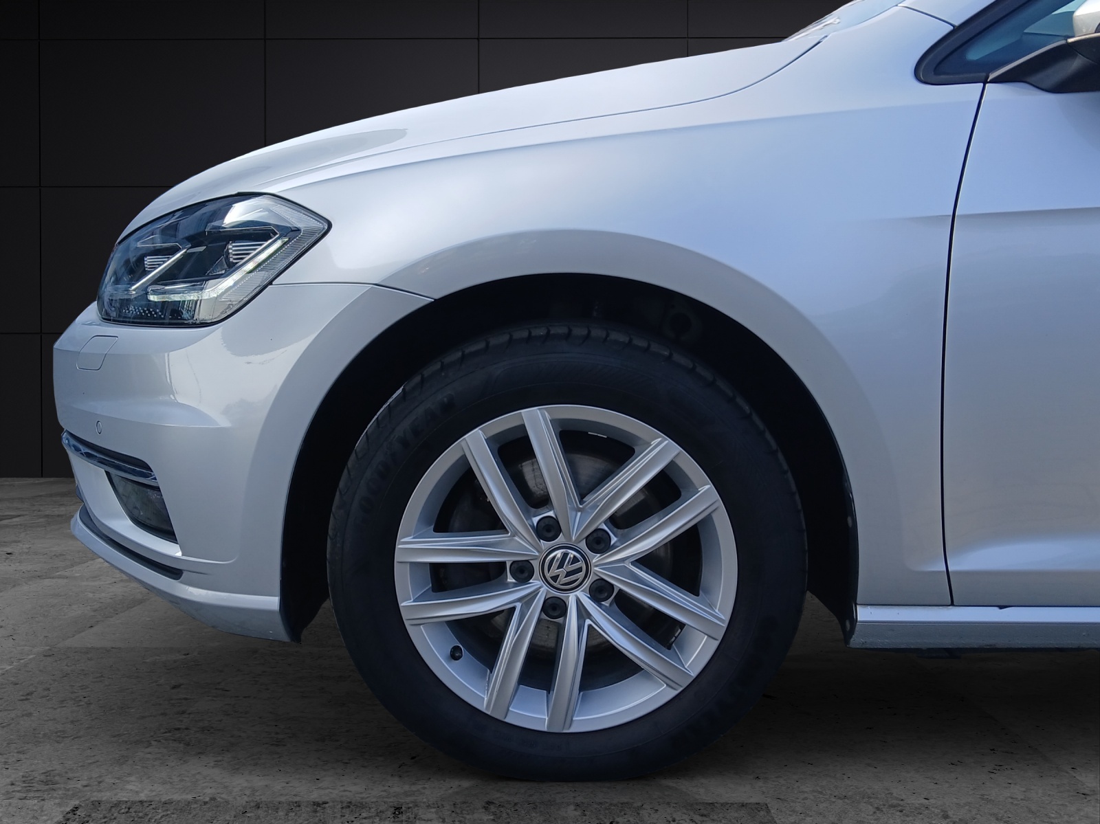 Fahrzeugabbildung Volkswagen Golf VII Variant TDI Comfortline Standhzg LED Navi ACC PDC SH LM