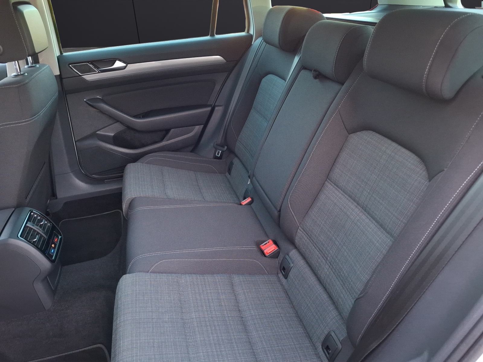 Fahrzeugabbildung Volkswagen Passat Variant TSI Business DSG LED Navi ACC RFK SH LM