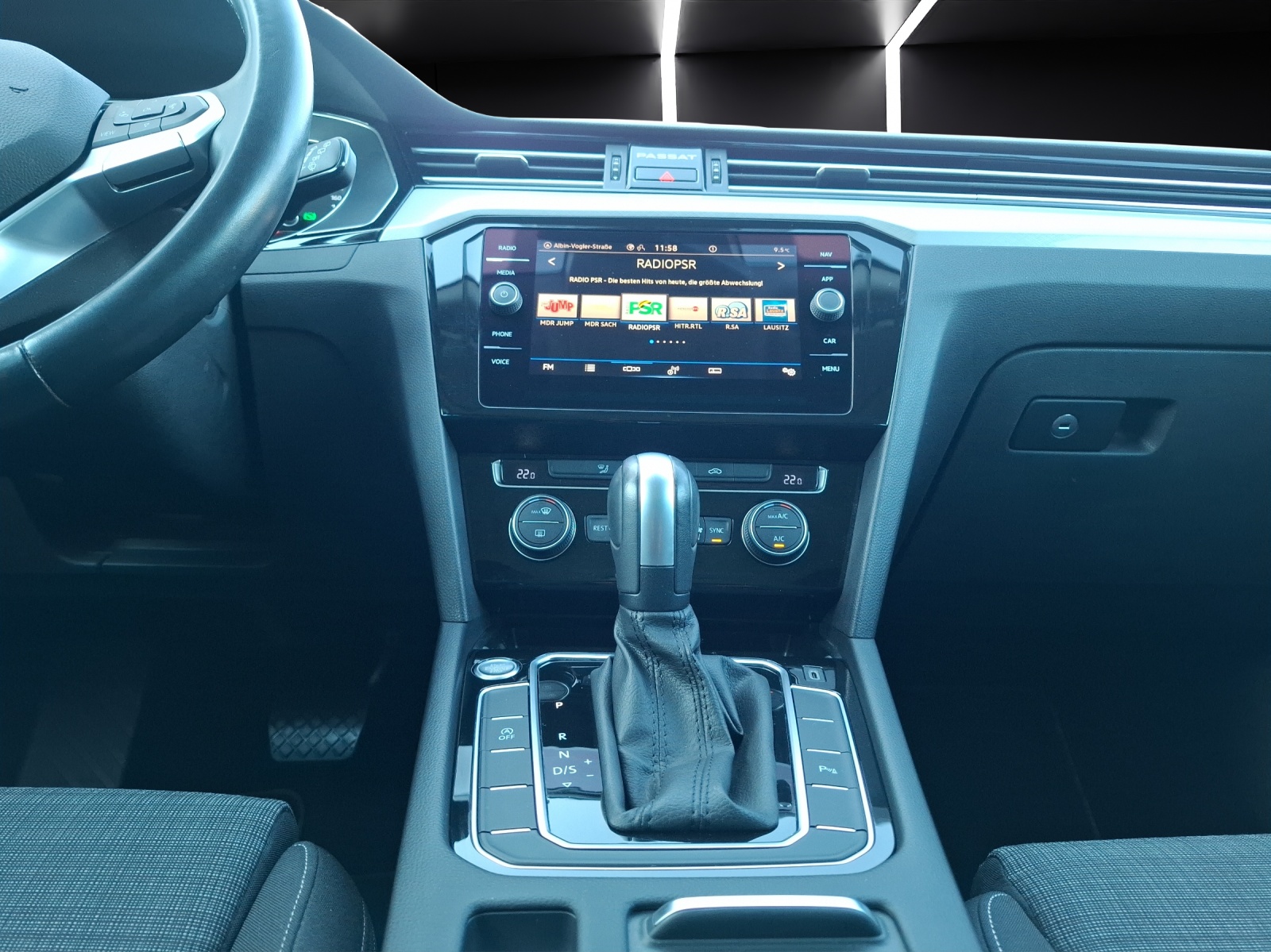 Fahrzeugabbildung Volkswagen Passat Variant TSI Business DSG LED Navi ACC RFK SH LM