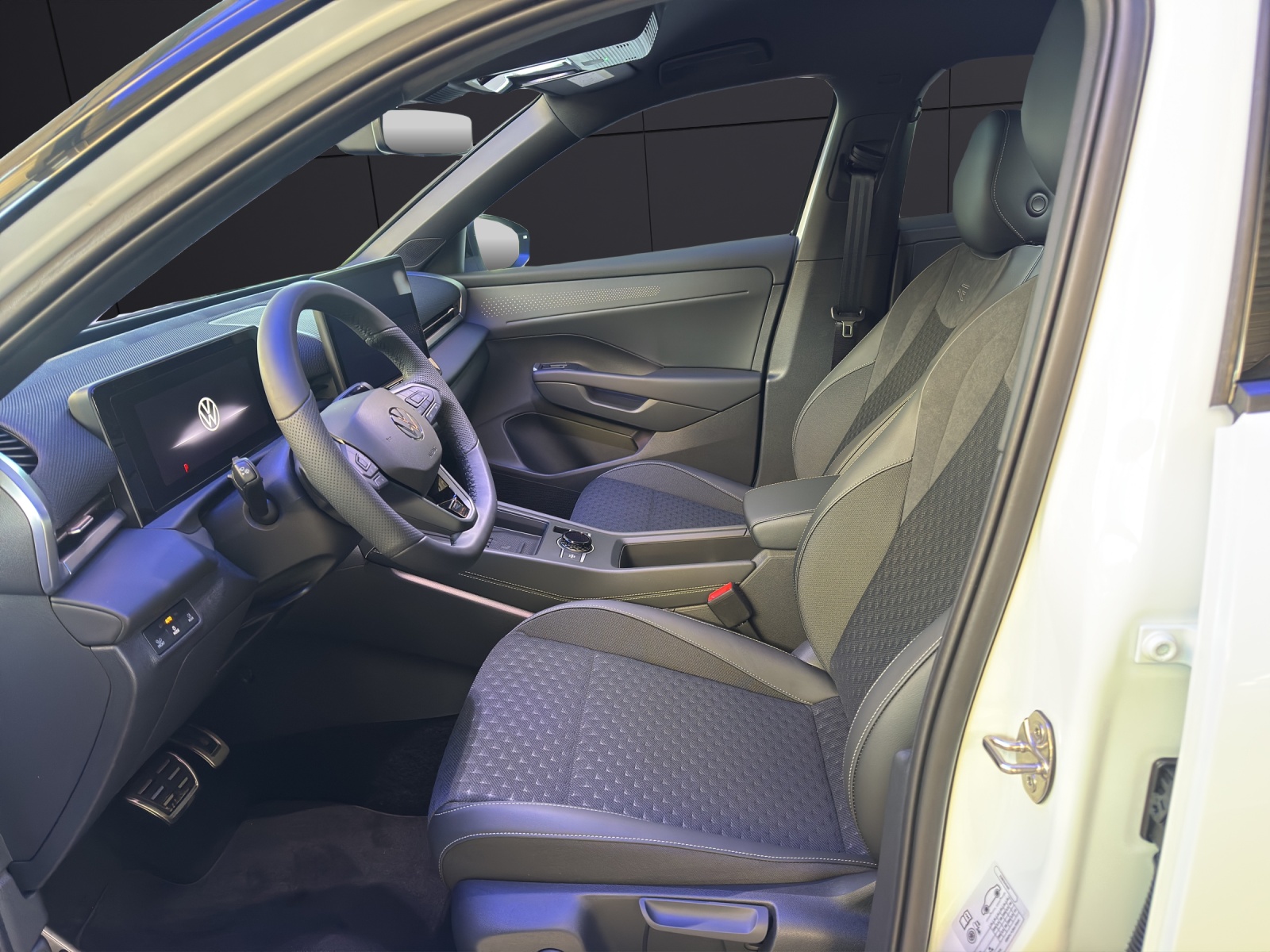 Fahrzeugabbildung Volkswagen T-Roc R-Line Head UP NAVI DAB