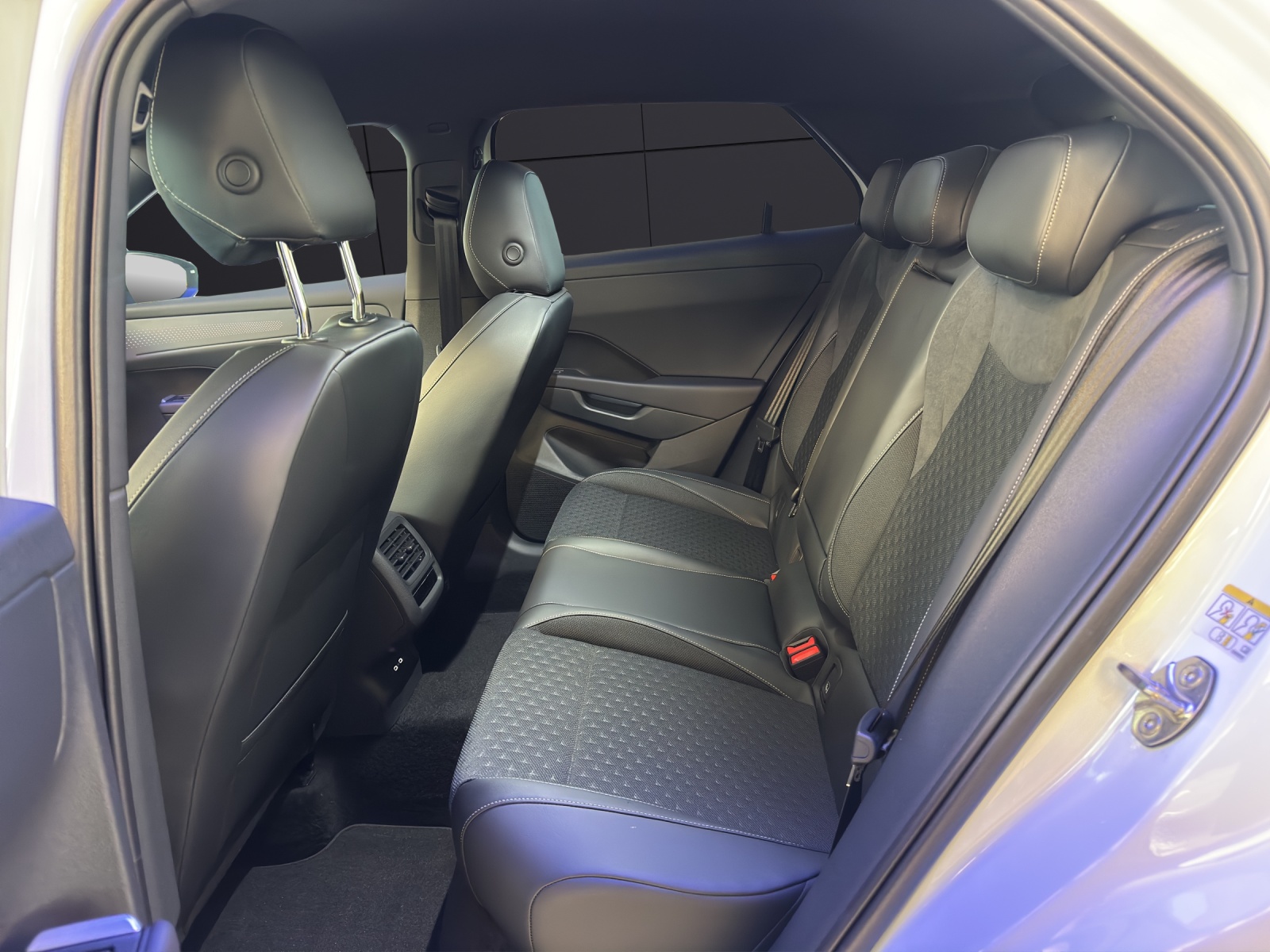 Fahrzeugabbildung Volkswagen T-Roc R-Line Head UP NAVI DAB