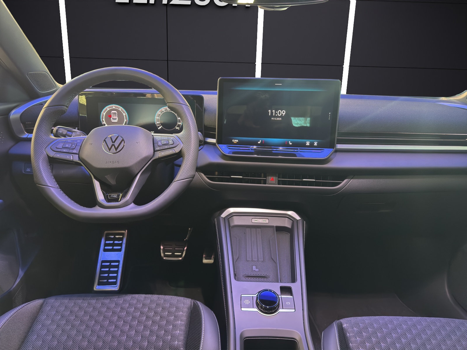 Fahrzeugabbildung Volkswagen T-Roc R-Line Head UP NAVI DAB