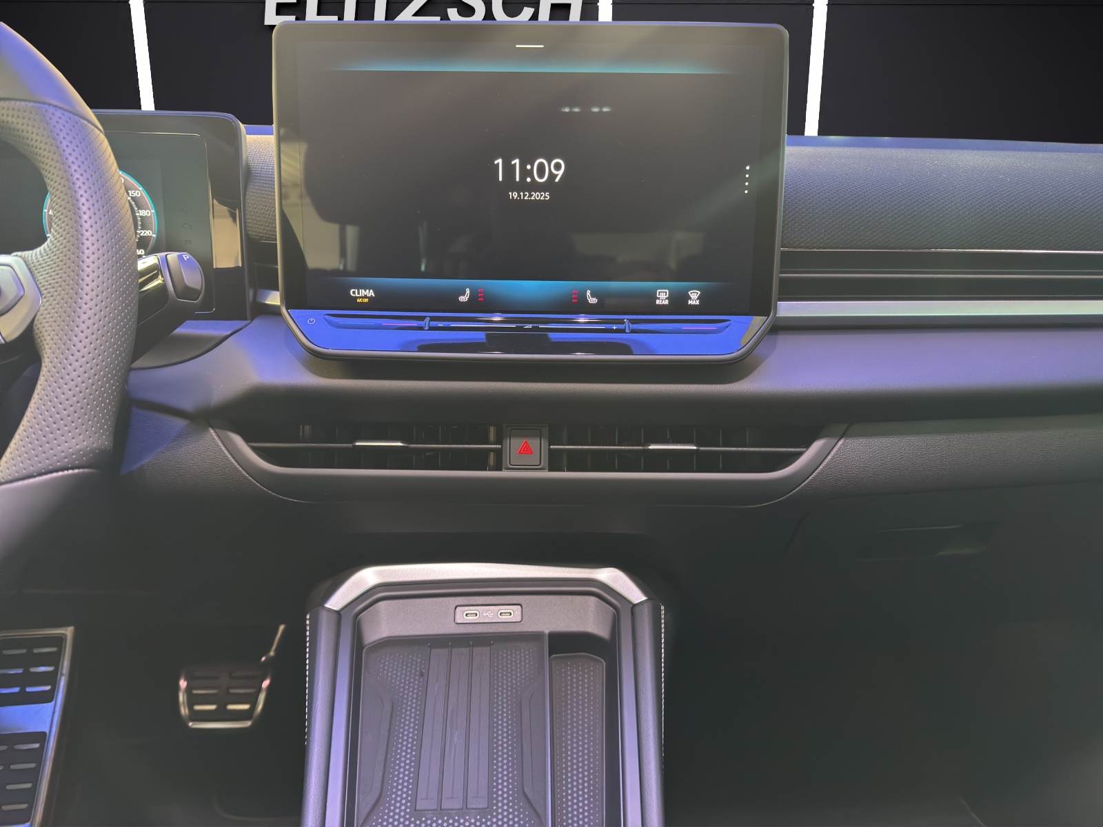 Fahrzeugabbildung Volkswagen T-Roc R-Line Head UP NAVI DAB