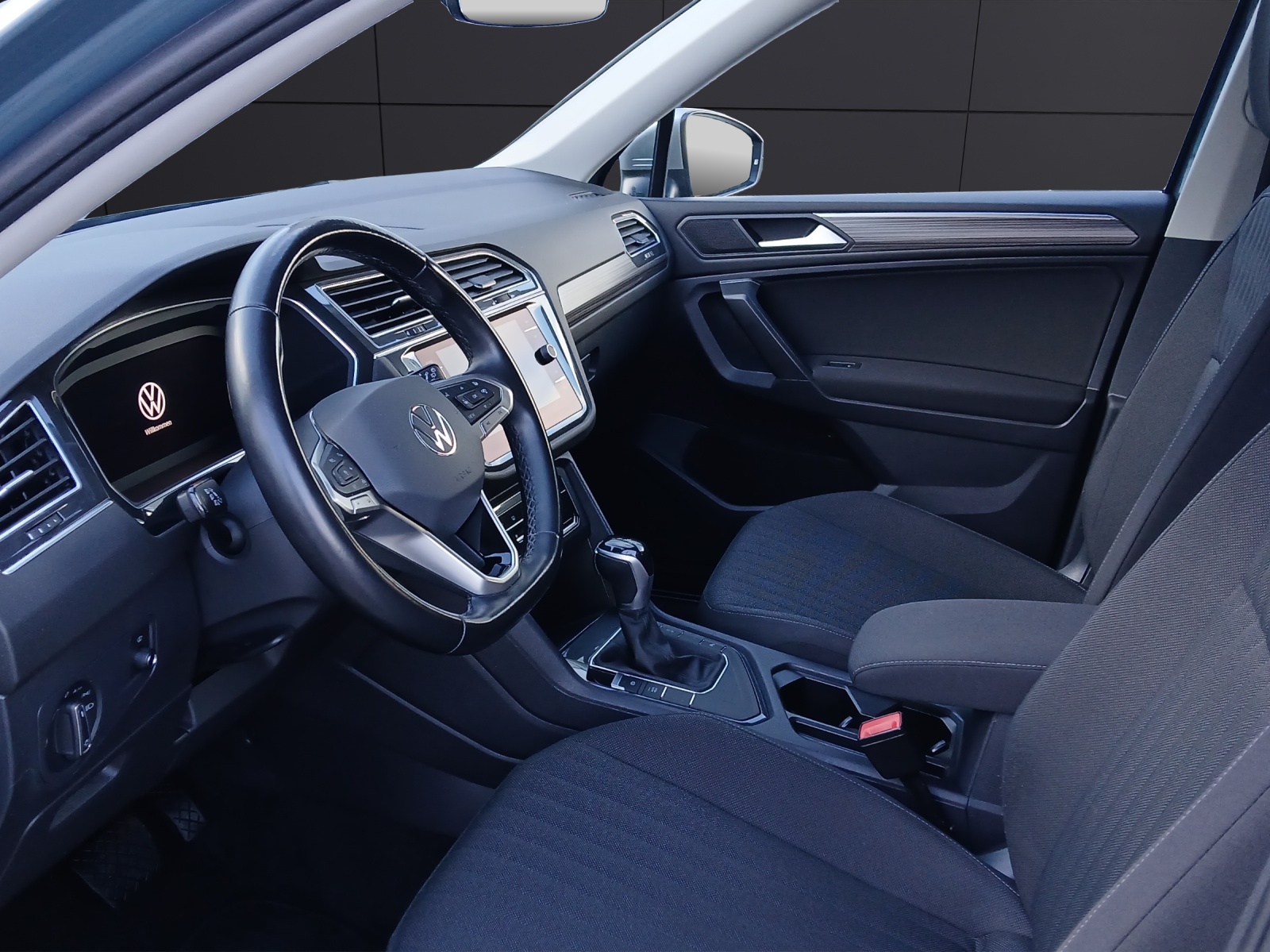 Fahrzeugabbildung Volkswagen Tiguan Allspace TDI Life DSG LED AHK Navi AID ACC RFK HUD SH