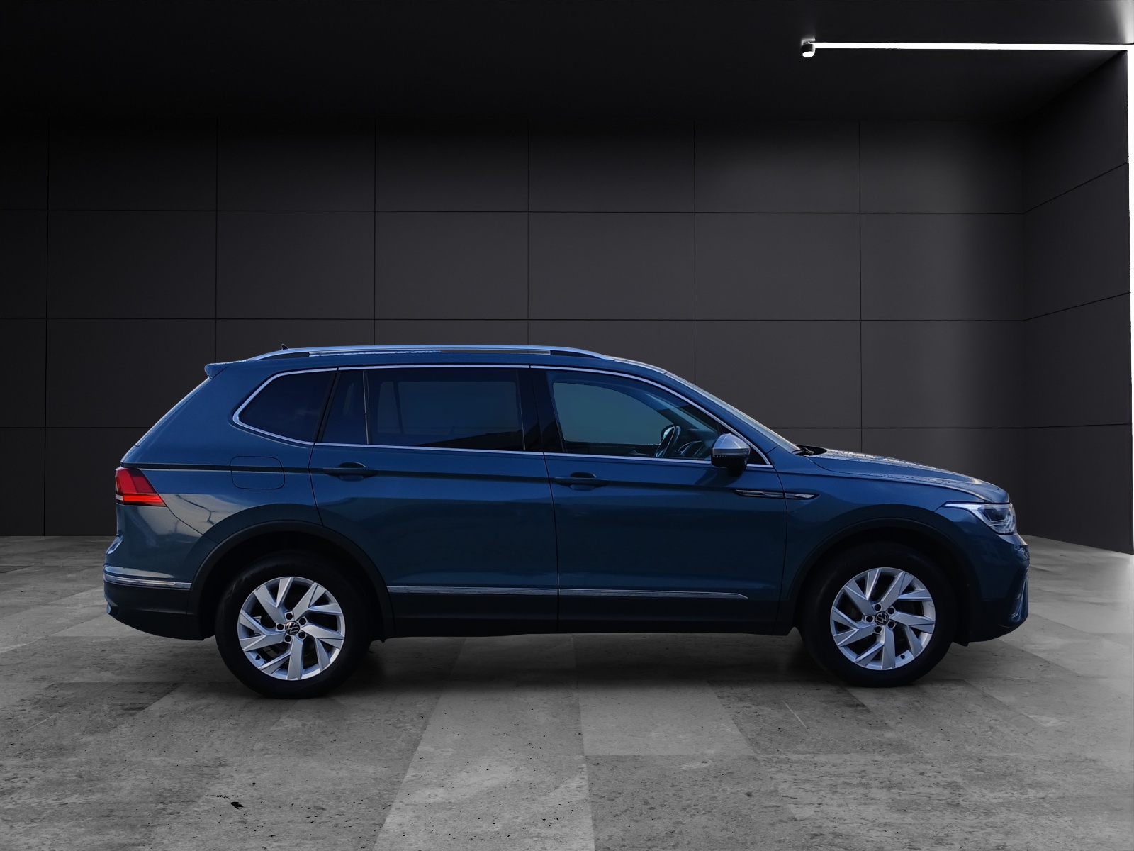 Fahrzeugabbildung Volkswagen Tiguan Allspace TDI Life DSG LED AHK Navi AID ACC RFK HUD SH