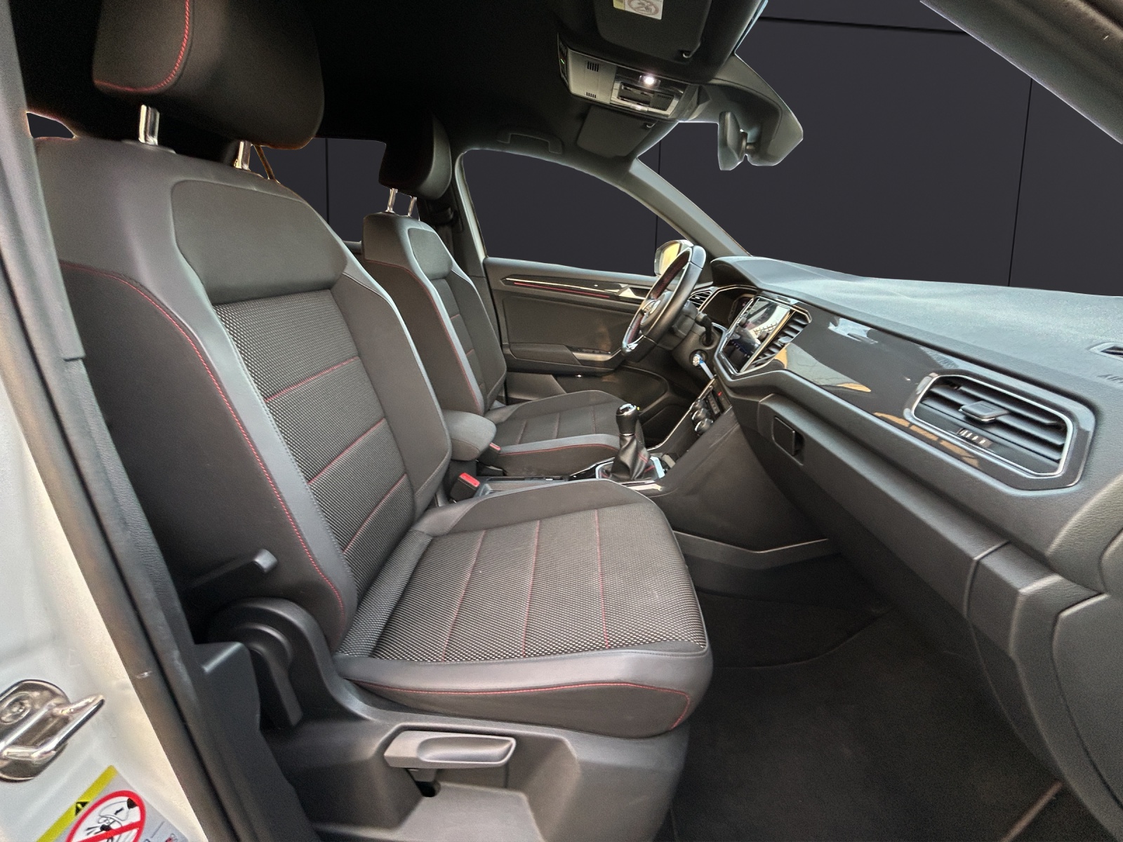 Fahrzeugabbildung Volkswagen T-Roc TSI Sport R-Line LED ACC 18