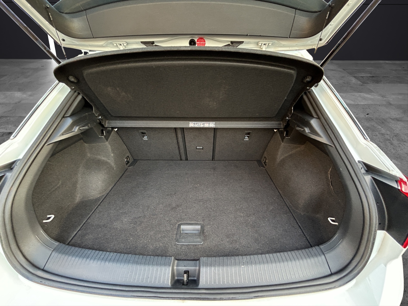 Fahrzeugabbildung Volkswagen T-Roc TSI Sport R-Line LED ACC 18