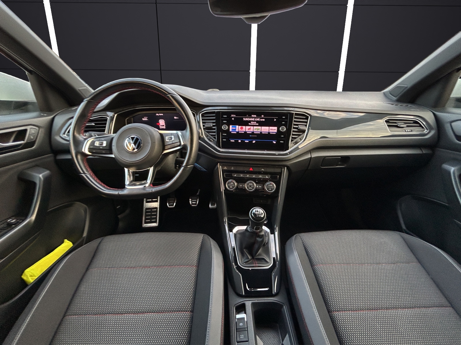 Fahrzeugabbildung Volkswagen T-Roc TSI Sport R-Line LED ACC 18