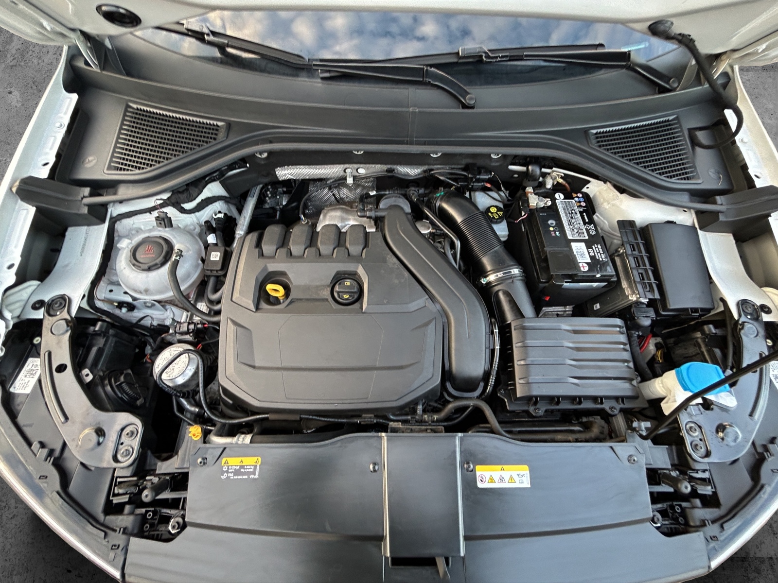 Fahrzeugabbildung Volkswagen T-Roc TSI Sport R-Line LED ACC 18