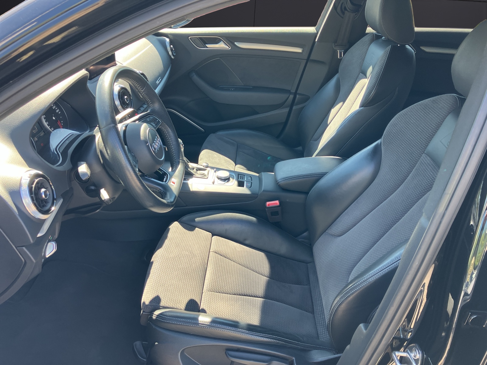 Fahrzeugabbildung Audi A3 Sportback TFSI sport S-tronic LED NAVI ACC B&O SH