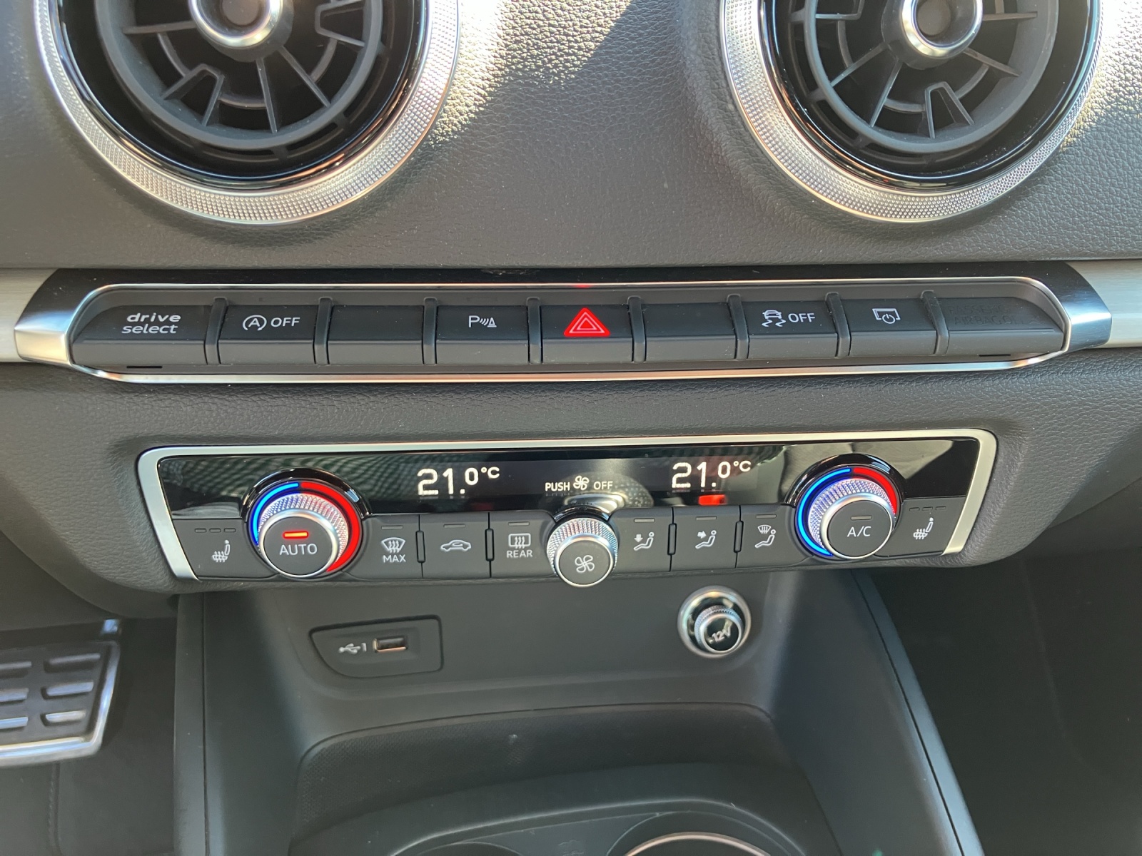 Fahrzeugabbildung Audi A3 Sportback TFSI sport S-tronic LED NAVI ACC B&O SH