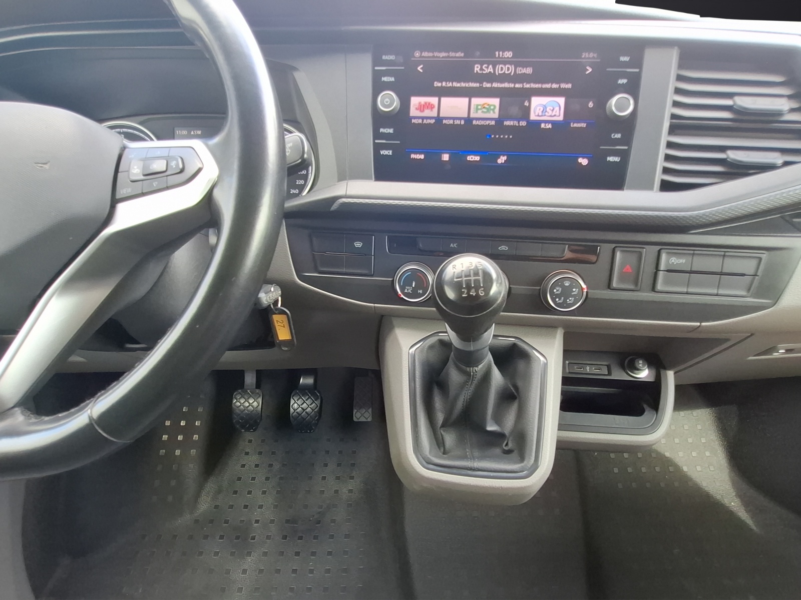 Fahrzeugabbildung Volkswagen T6 Transporter T6.1 TDI Kasten LED AHK Navi Klima RFK