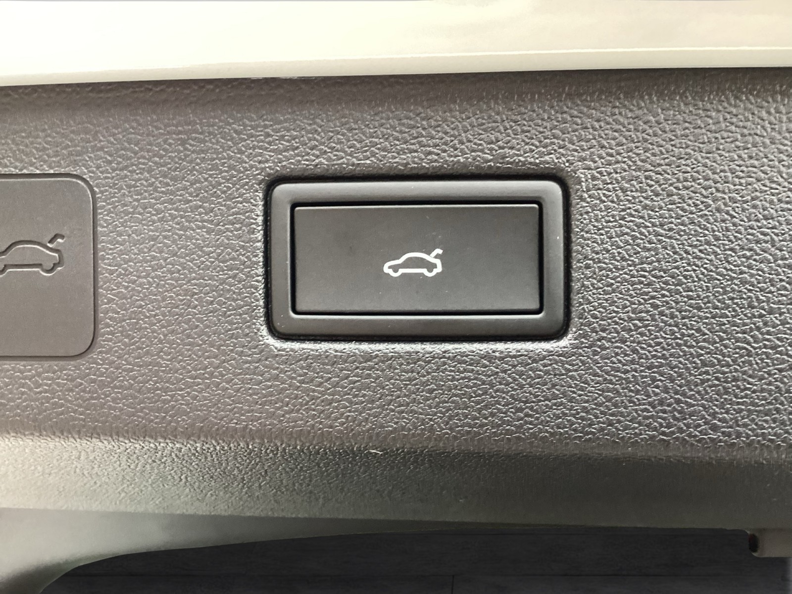 Fahrzeugabbildung Volkswagen T-Roc eTSI Style DSG Matrix AHK Navi AID HUD ACC RFK SH