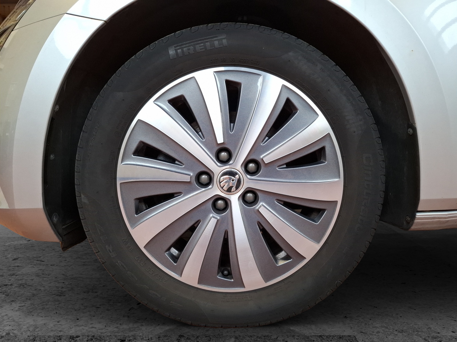 Fahrzeugabbildung SKODA Superb Combi TSI Style DSG Matrix AHK Navi AID beheiz FS SH