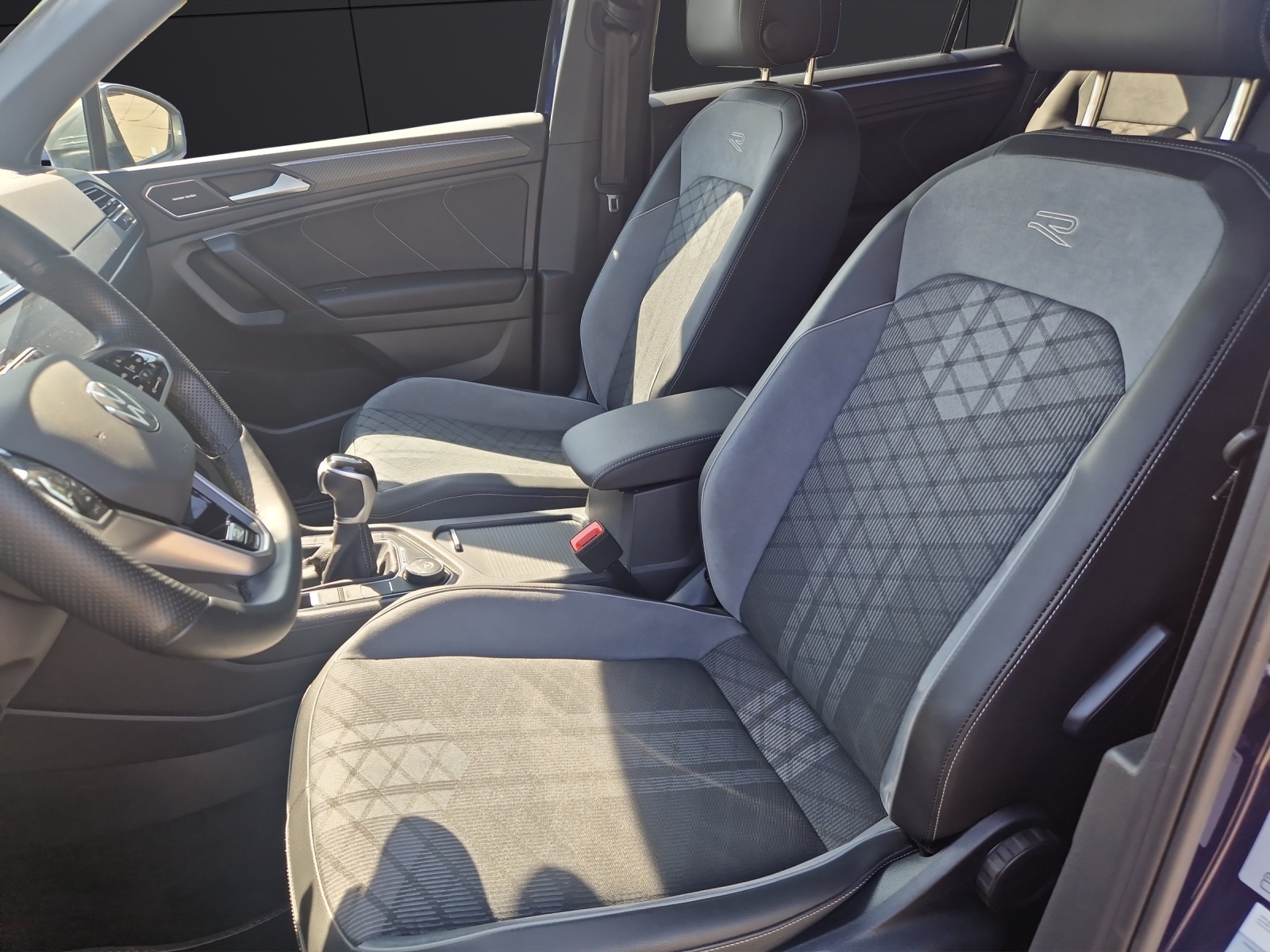 Fahrzeugabbildung Volkswagen Tiguan Allspace TDI R-Line 4M DSG MATRIX AHK RFK H&K