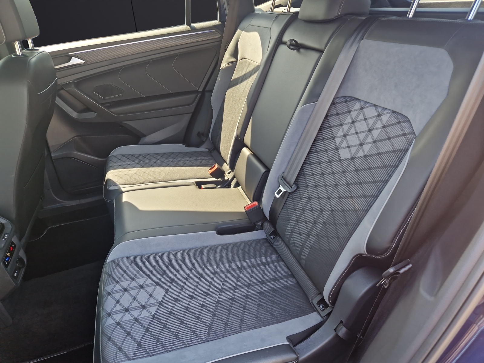 Fahrzeugabbildung Volkswagen Tiguan Allspace TDI R-Line 4M DSG MATRIX AHK RFK H&K