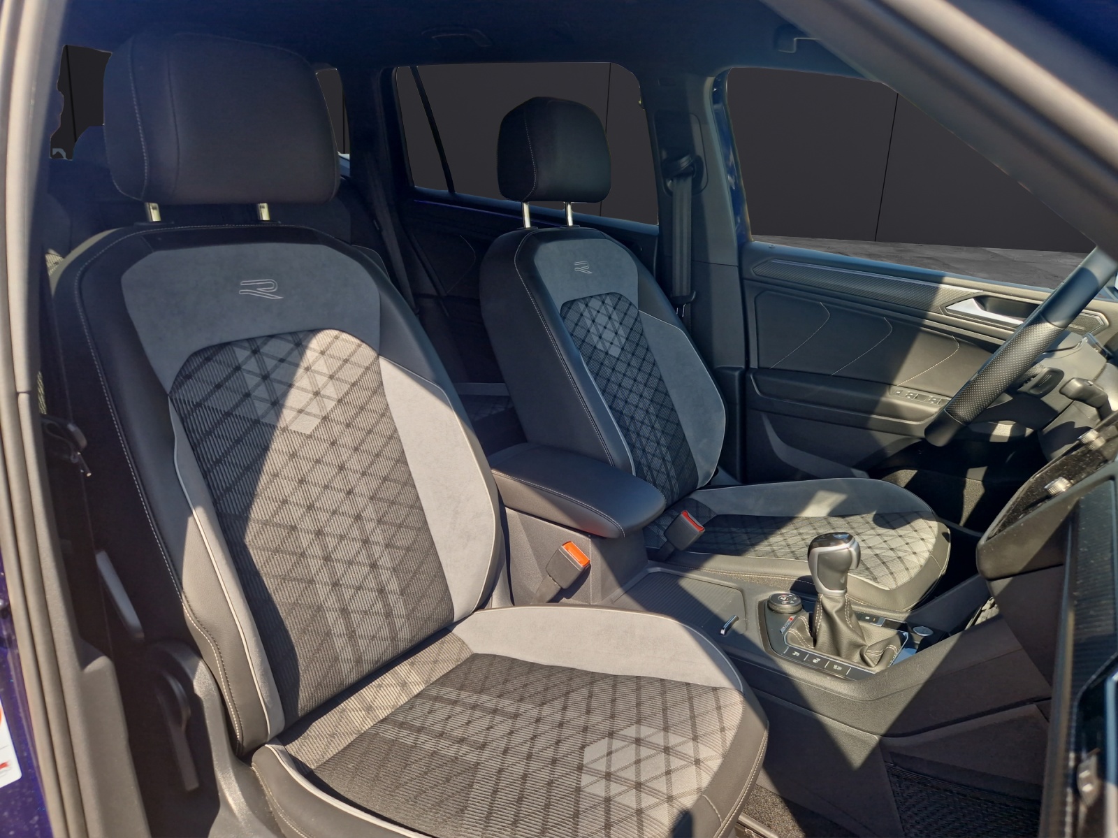 Fahrzeugabbildung Volkswagen Tiguan Allspace TDI R-Line 4M DSG MATRIX AHK RFK H&K