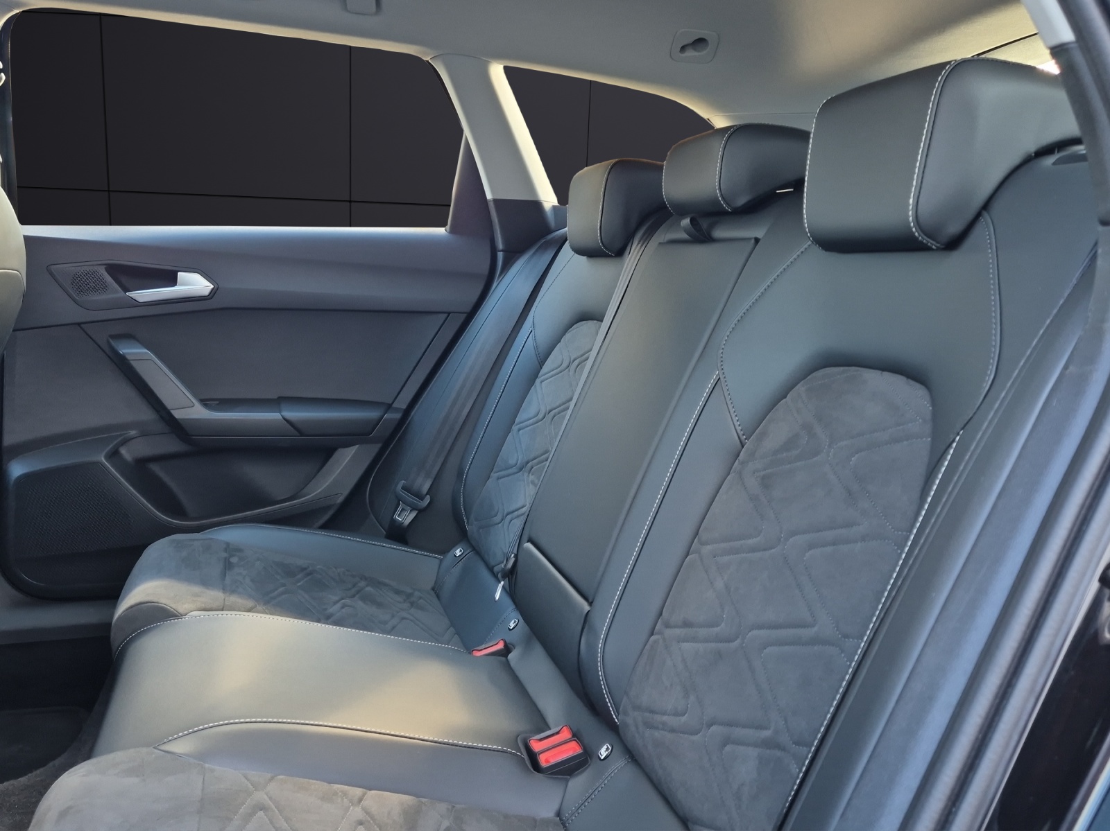 Fahrzeugabbildung SEAT Leon ST TDI Style DSG LED Navi AID beats ACC RFK SH