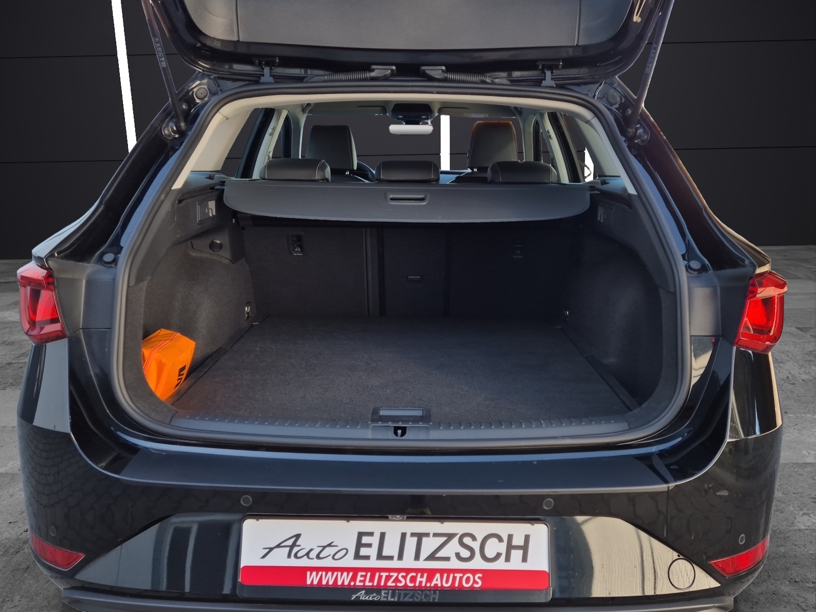 Fahrzeugabbildung SEAT Leon ST TDI Style DSG LED Navi AID beats ACC RFK SH