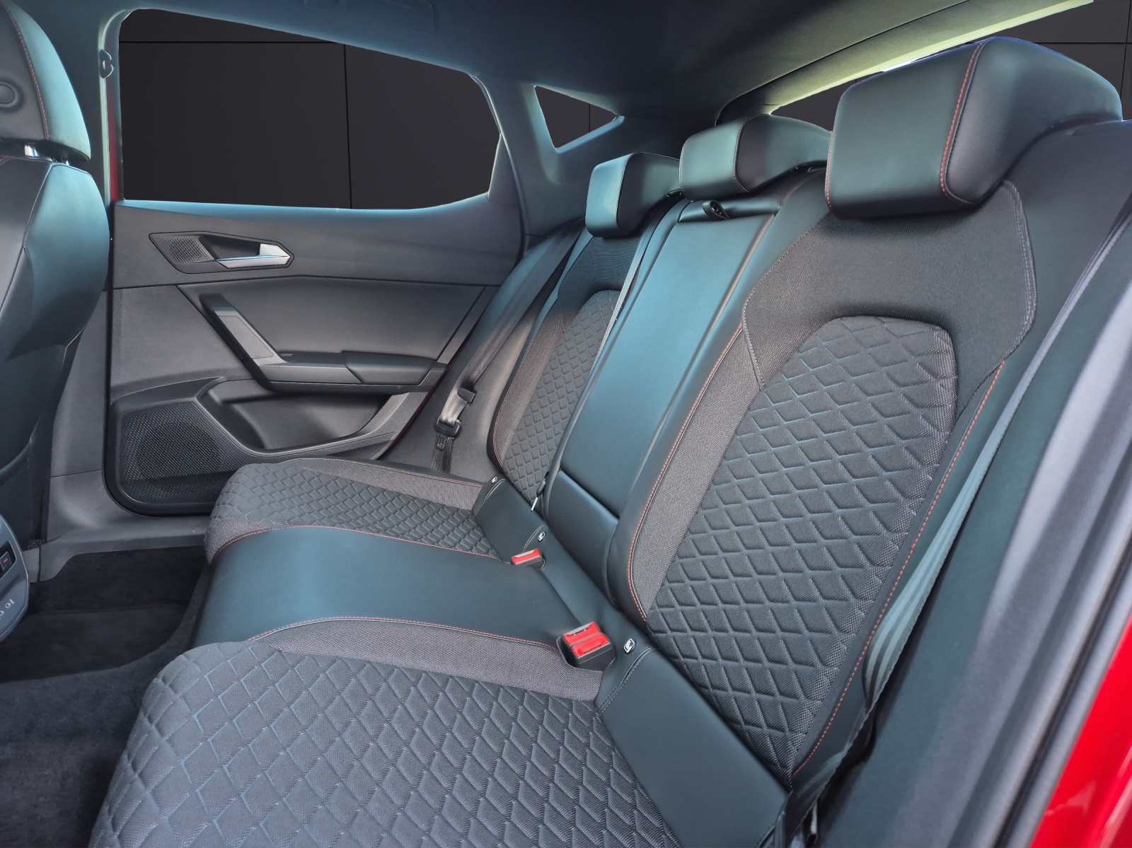 Fahrzeugabbildung SEAT Leon eTSI FR-Line DSG LED Navi ACC RFK SH 18