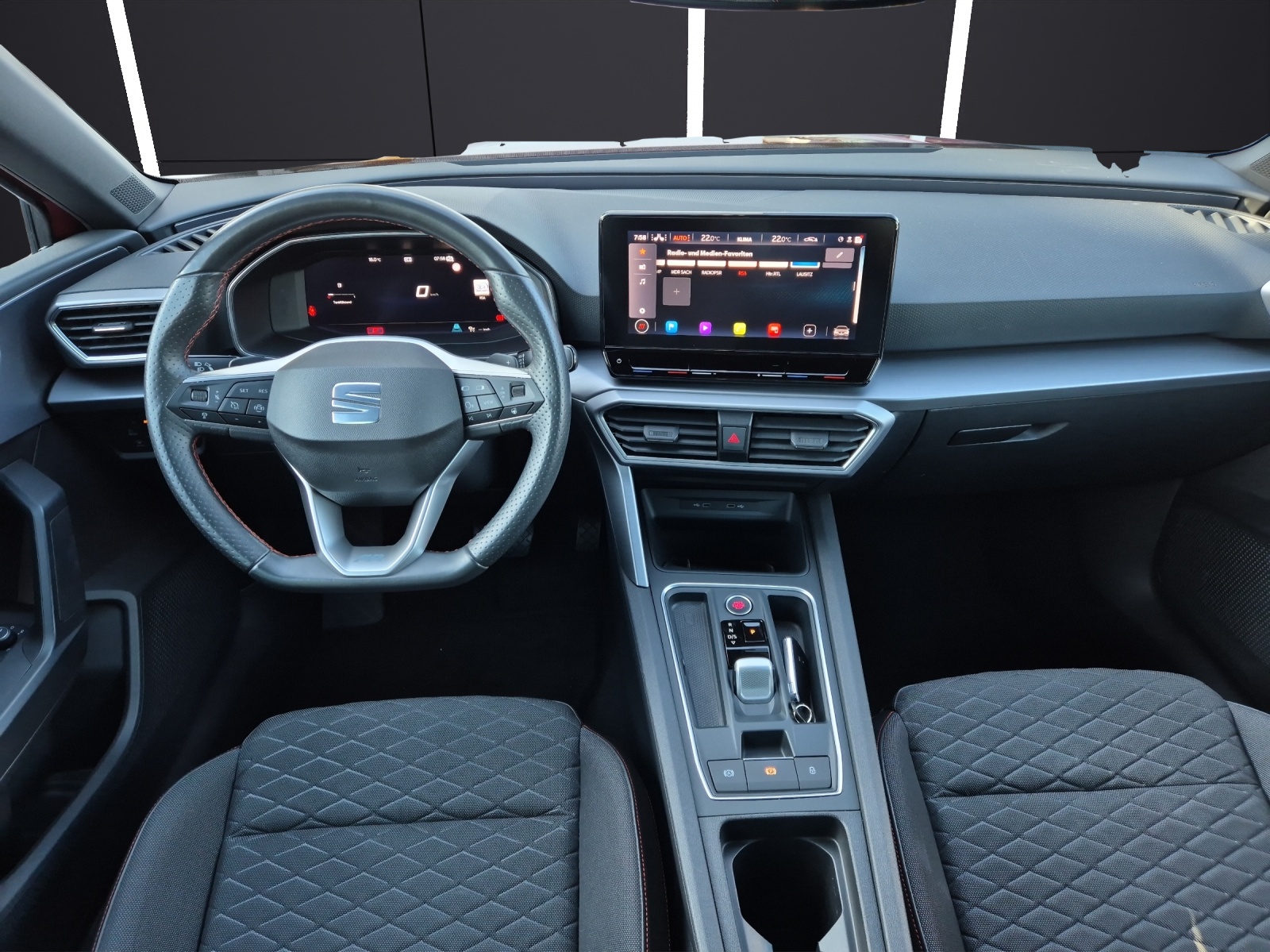 Fahrzeugabbildung SEAT Leon eTSI FR-Line DSG LED Navi ACC RFK SH 18