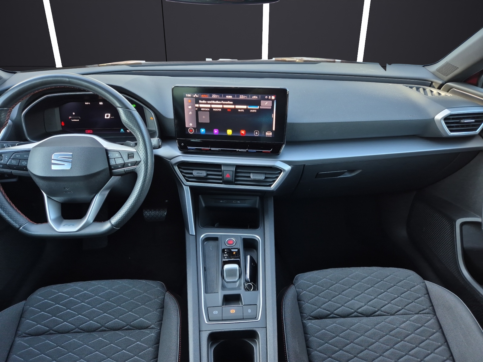 Fahrzeugabbildung SEAT Leon eTSI FR-Line DSG LED Navi ACC RFK SH 18