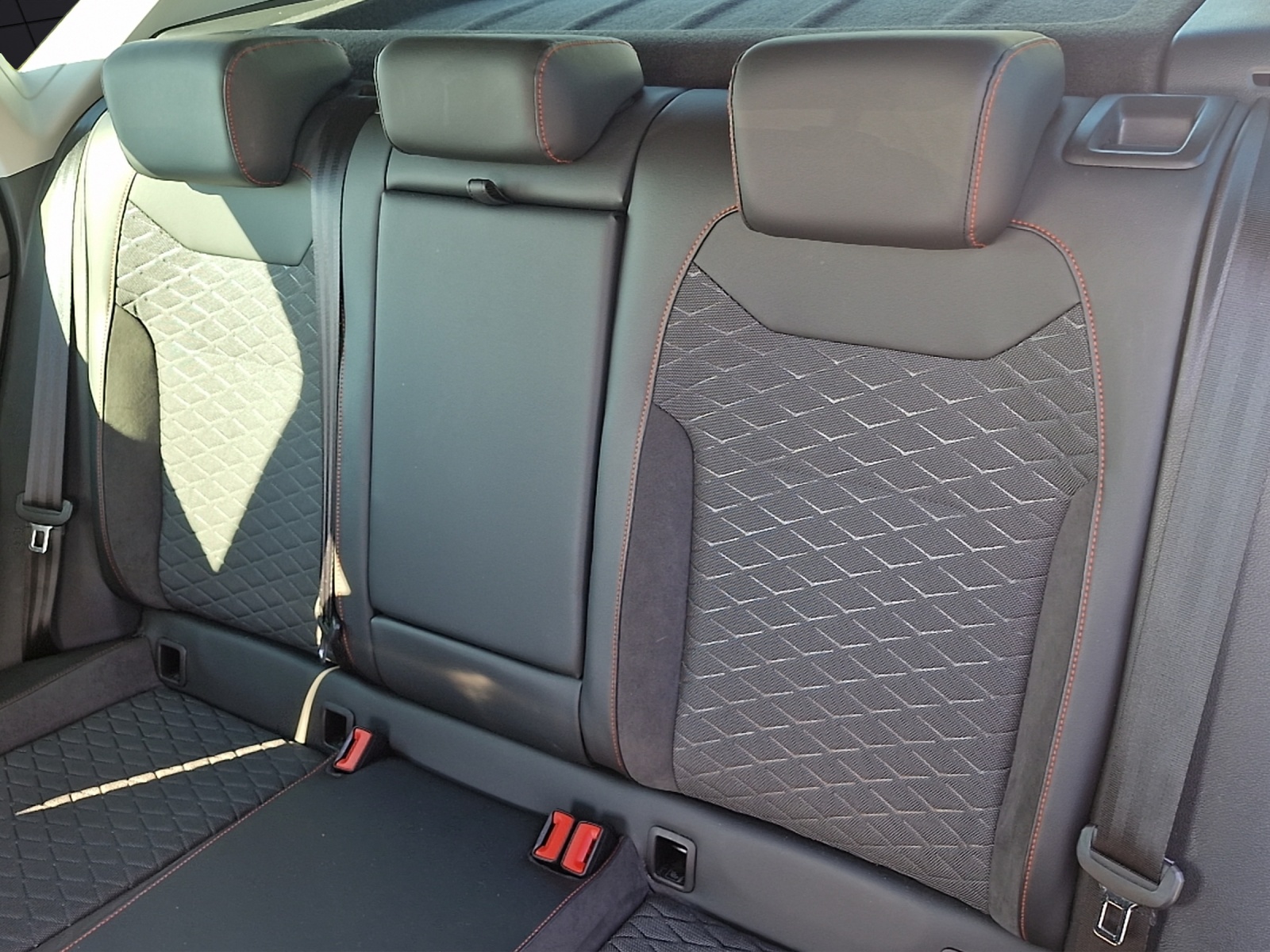 Fahrzeugabbildung SEAT Ateca FR 4Drive LED Navi ACC STHZ RFK SHZ
