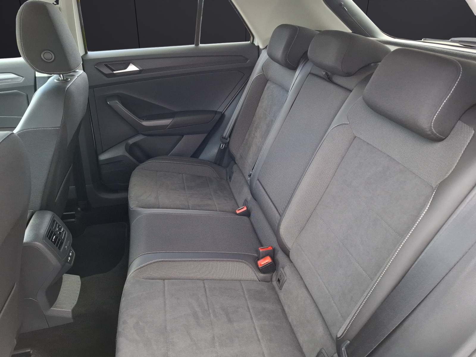 Fahrzeugabbildung Volkswagen T-Roc TSI Style DSG LED plus Navi AID ACC RFK SH