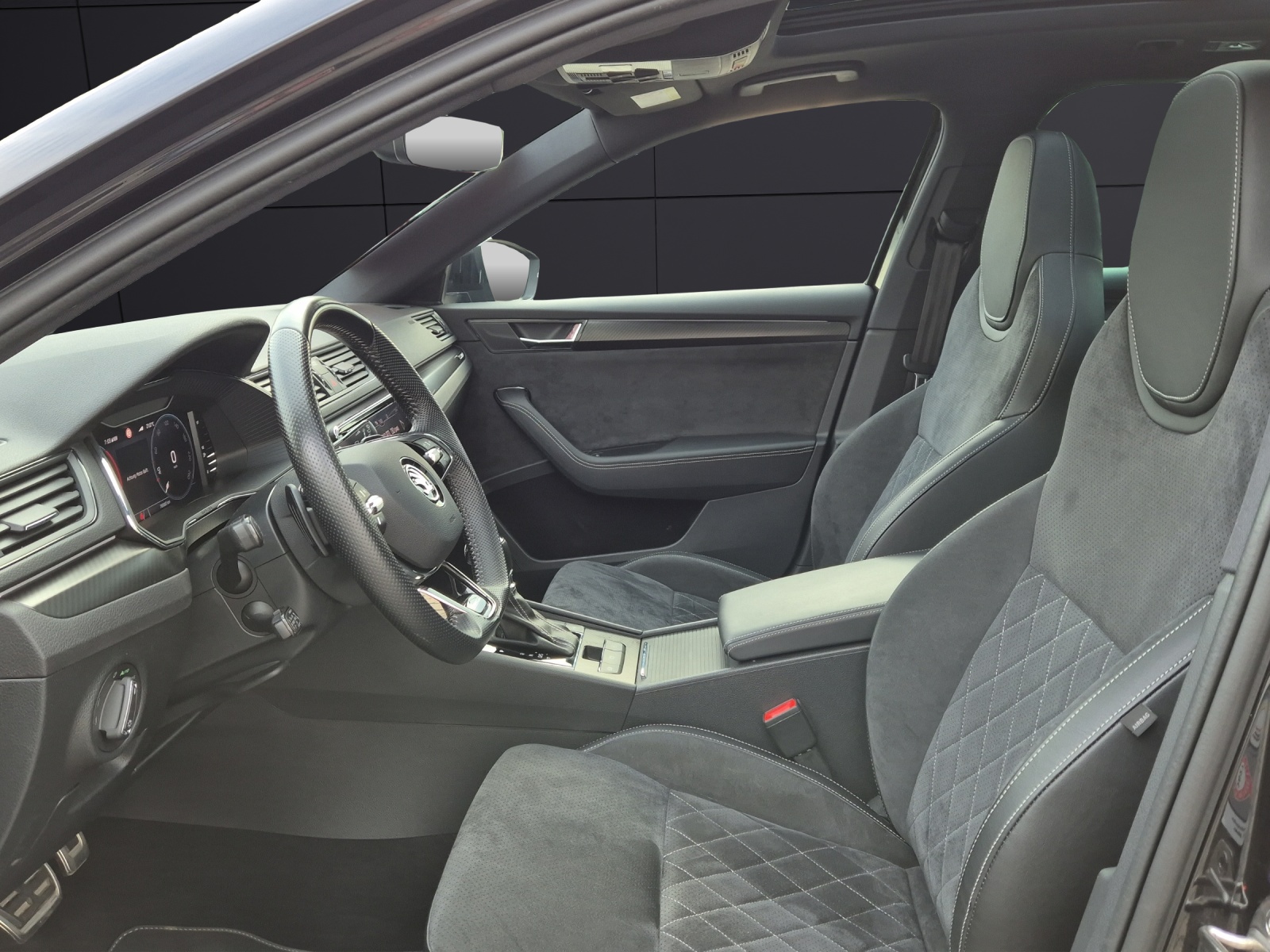 Fahrzeugabbildung SKODA Superb Combi TDI Sportline DSG 4x4 Matrix AHK Navi VC ACC Pano PDC SH 19