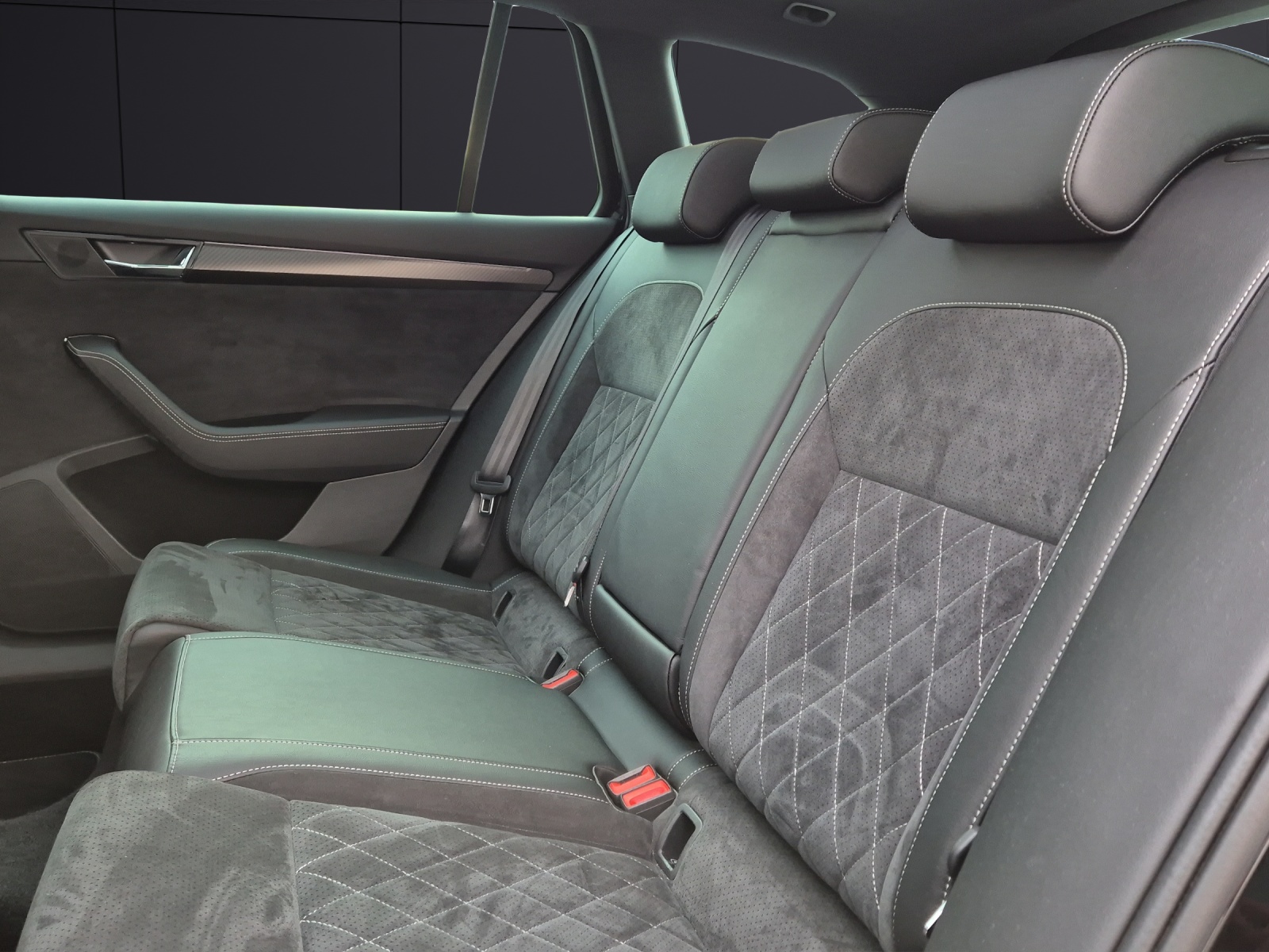 Fahrzeugabbildung SKODA Superb Combi TDI Sportline DSG 4x4 Matrix AHK Navi VC ACC Pano PDC SH 19