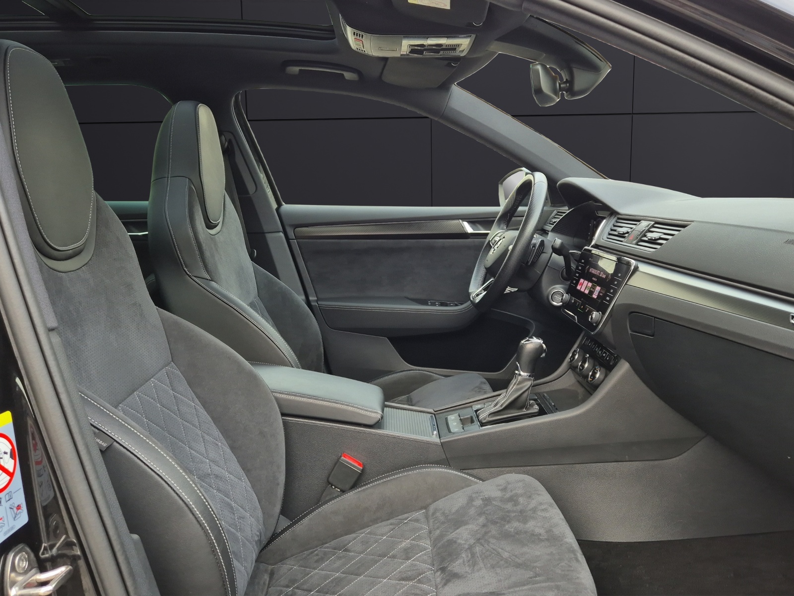 Fahrzeugabbildung SKODA Superb Combi TDI Sportline DSG 4x4 Matrix AHK Navi VC ACC Pano PDC SH 19