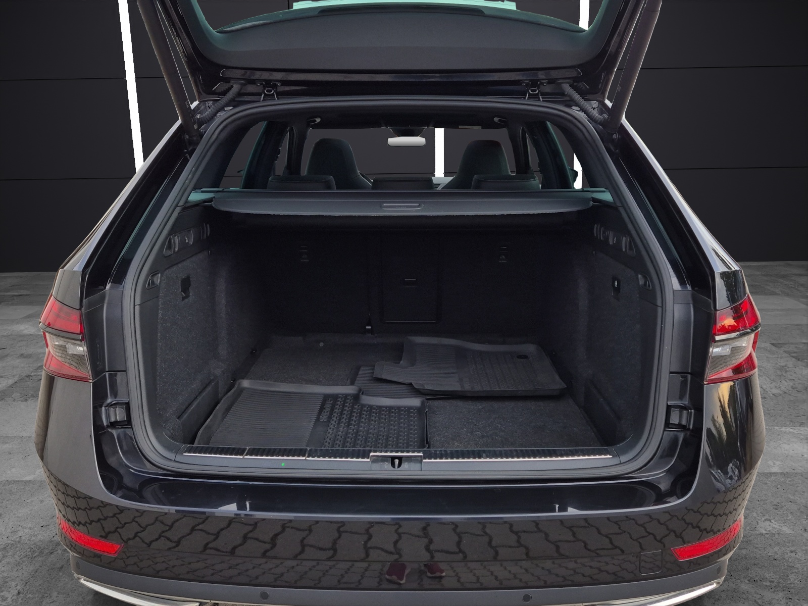 Fahrzeugabbildung SKODA Superb Combi TDI Sportline DSG 4x4 Matrix AHK Navi VC ACC Pano PDC SH 19