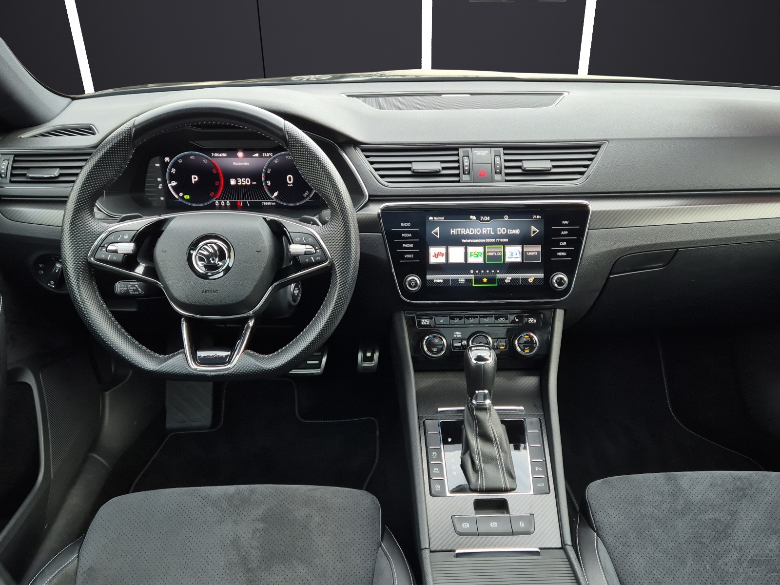 Fahrzeugabbildung SKODA Superb Combi TDI Sportline DSG 4x4 Matrix AHK Navi VC ACC Pano PDC SH 19