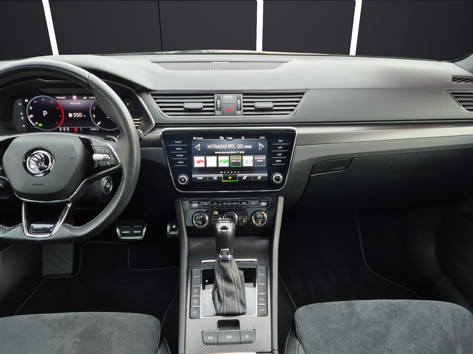 Fahrzeugabbildung SKODA Superb Combi TDI Sportline DSG 4x4 Matrix AHK Navi VC ACC Pano PDC SH 19