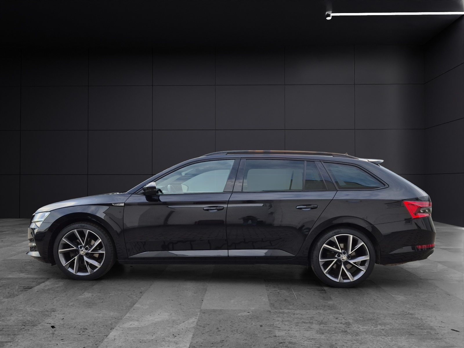 Fahrzeugabbildung SKODA Superb Combi TDI Sportline DSG 4x4 Matrix AHK Navi VC ACC Pano PDC SH 19