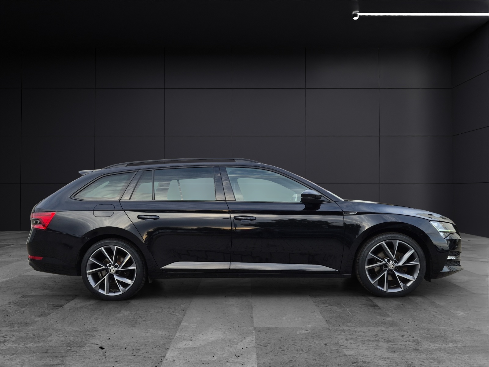 Fahrzeugabbildung SKODA Superb Combi TDI Sportline DSG 4x4 Matrix AHK Navi VC ACC Pano PDC SH 19