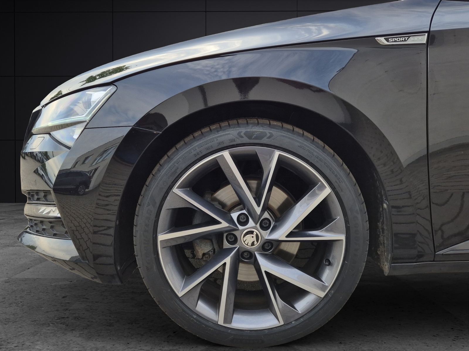 Fahrzeugabbildung SKODA Superb Combi TDI Sportline DSG 4x4 Matrix AHK Navi VC ACC Pano PDC SH 19